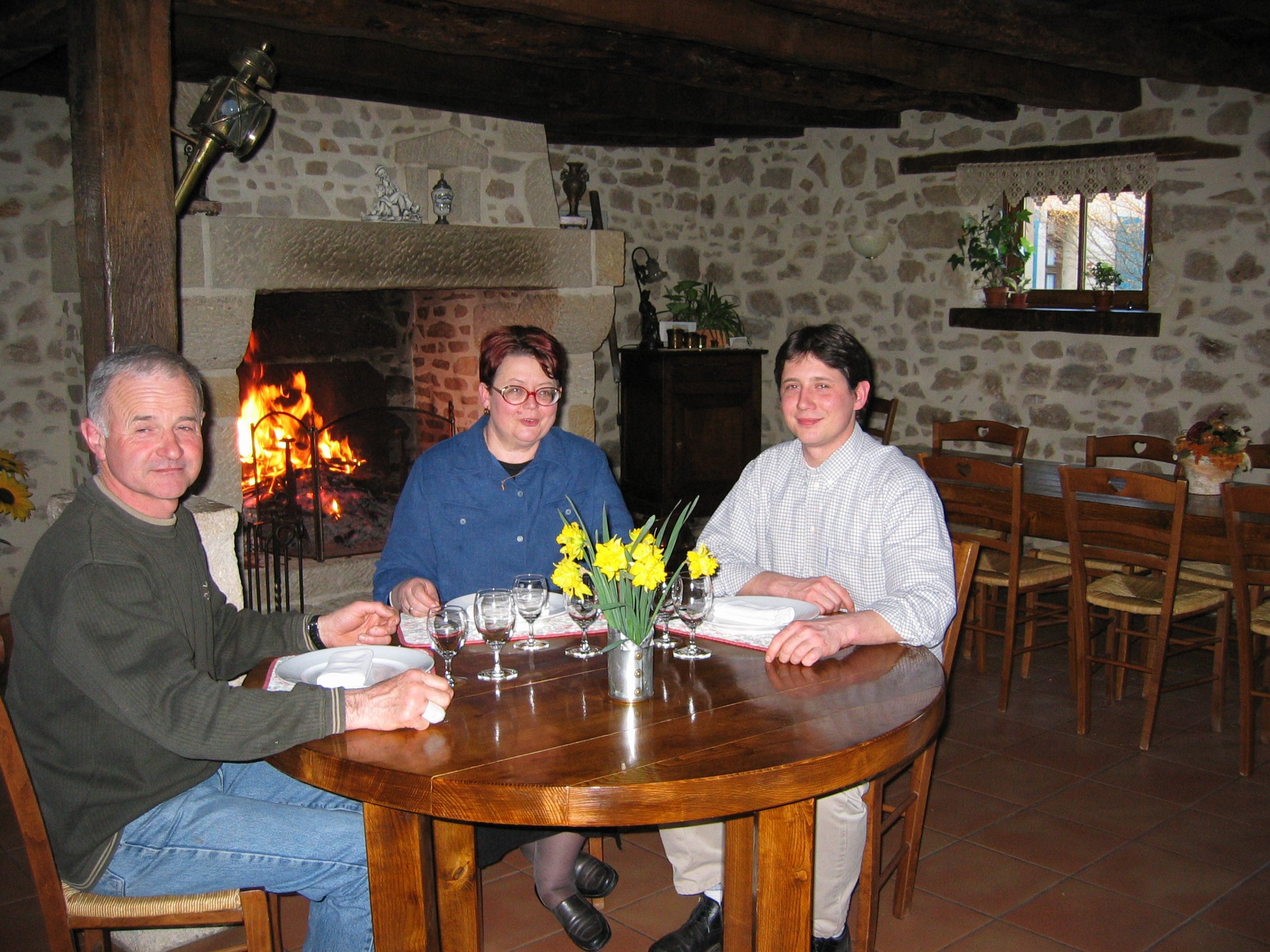 Claire, Joël et Benoît dans la salle de l'auberge